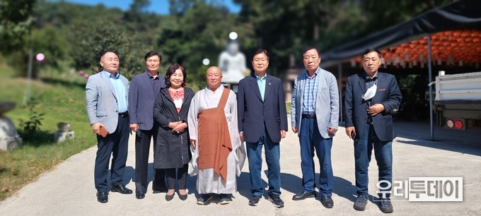 한화갑 한반도 평화재단 총재를 비롯해 지구촌평화통일한류연맹 한계은 총재 등이 선원사 주지스님 천리길 여정을 배웅하기위해 모였다