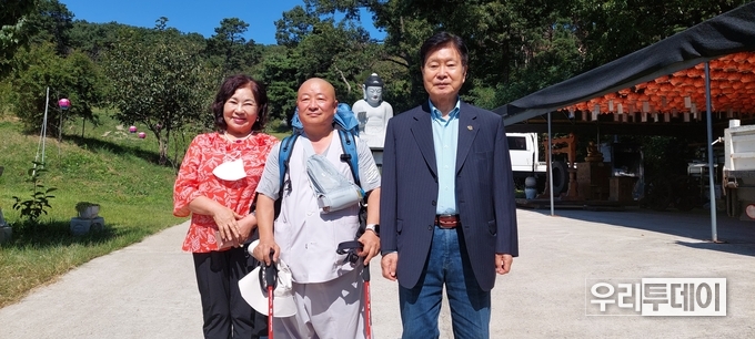한화갑 한반도 평화재단 총재, 지구촌평화통일한류연맹 한계은 총재와 함께 사진을 찍고 있는 선원사 연승성원 주지스님(가운데)
