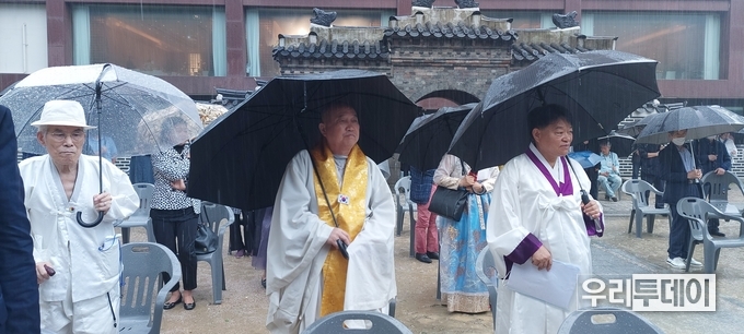 우룡스님의 참석이 이례적이다.