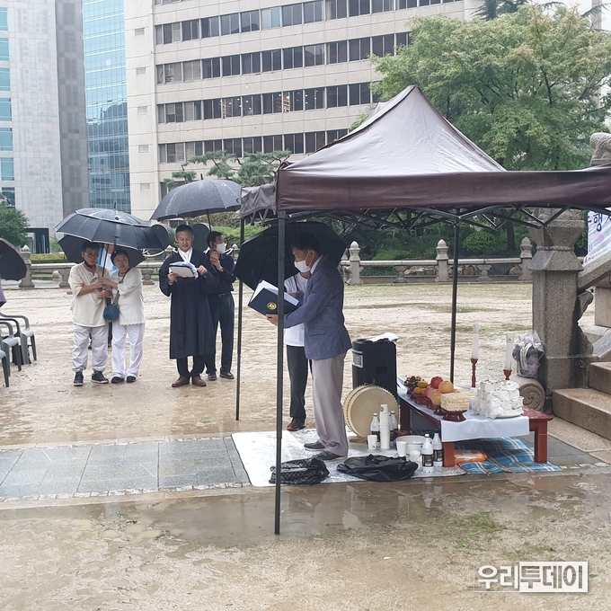 한국교원대학교 송인엽 전 초빙교수가 개국선언문을 낭독하고 있다.