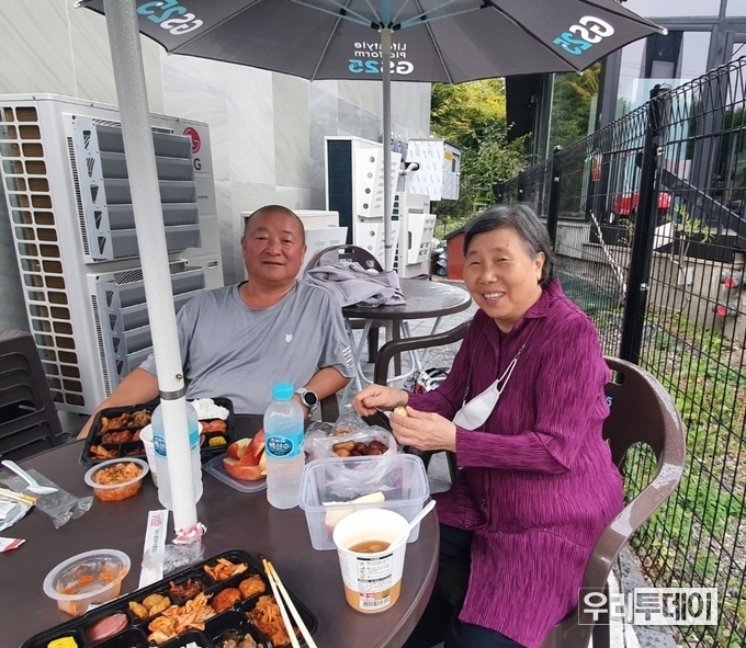 편의점에서 만난 노경란 권사와 도시락 식사를 하는 모습 