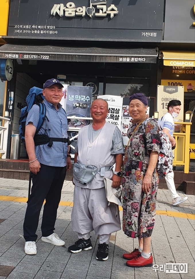노영 기자(사진 왼쪽)가 동행하는 모습