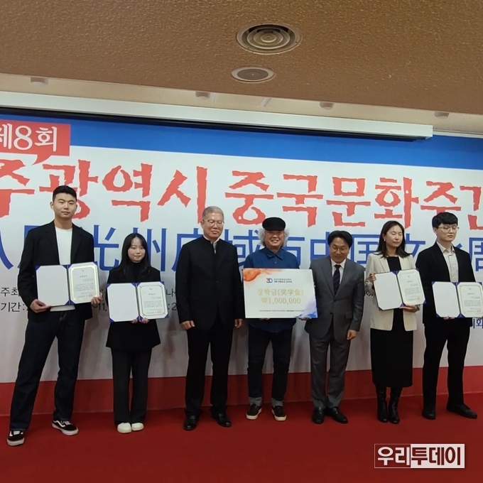<strong>차홍규 회장, 강기정 광주시장, 장청강 중국 광주총영사가 장학금 행사를</strong>