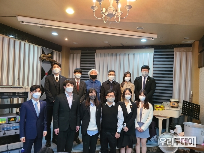 <strong>중국유학생 대표자 모임에서 치사를 한 후 아이홍거 교육공사와 함께 장학금을 수여한 차홍규 회장</strong>