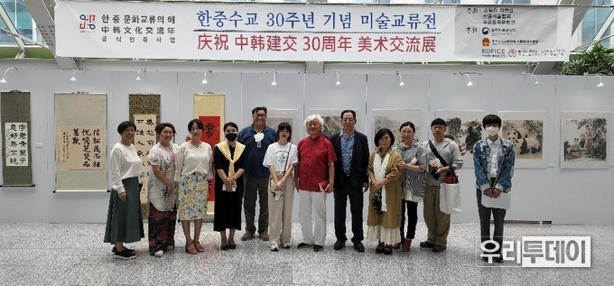 <strong>차홍규 회장과 한중미술협회원들이 국회 전시 후 기념촬영을.</strong>