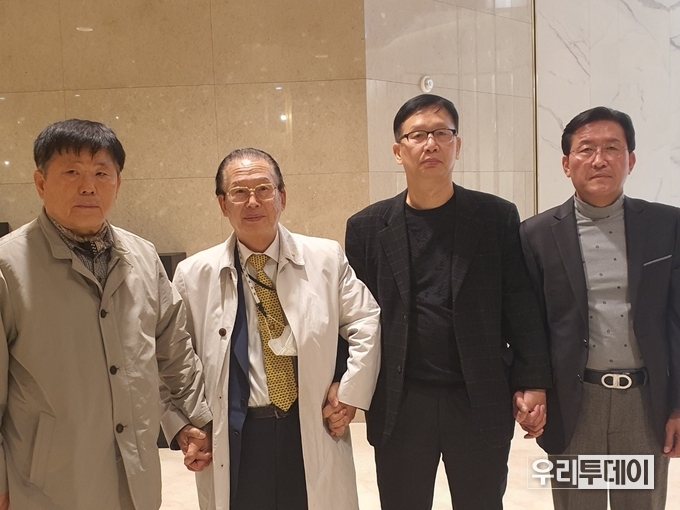 세계신도경제연구회 김추 총재(사진 좌측 두번째 )와 대한노인회 류만희 김장김치나눔대축제 총감독(우측 두번째)이 손을 잡고 있다. 