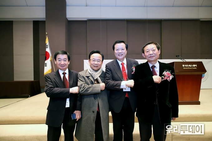 사진 왼쪽부터 장석창 상임회장, 이주영 상임고문, 김광을 고문, 장인수 수석부회장