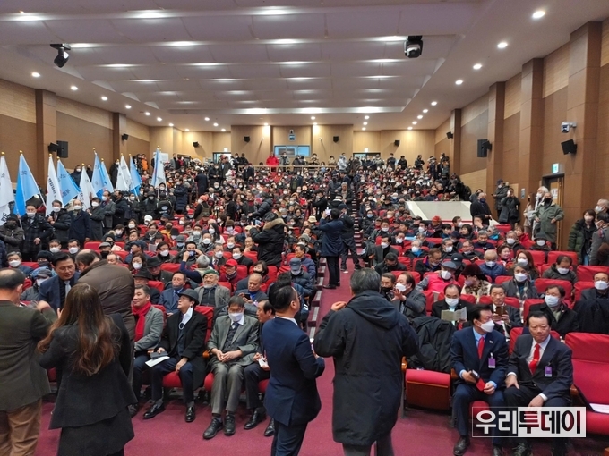 2층 대회의실을 가득 메운 사람들 모습