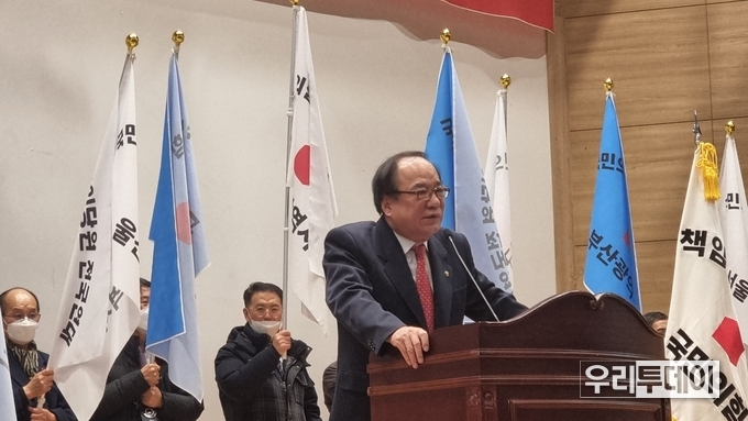 이광우 준비위원회 위원장 겸 임시의장이 발언을 하고 있다.