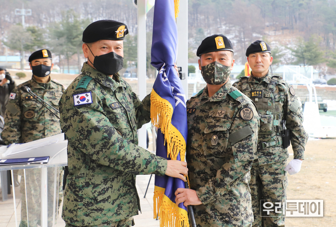 지난 26일 제9공수특전여단 내 대연병장에서 손 식 특수전사령관(왼쪽)이 강부봉 신임 제9공수특전여단장에게<br>
부대기를 전달하고 있다. (사진제공 : 제9공수특전여단)