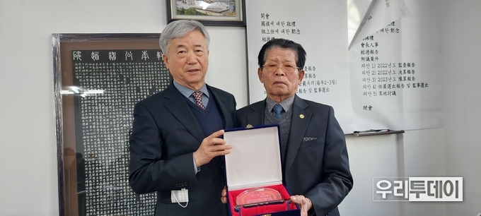사암공파 이정균 신임 회장(왼쪽)이 전임 이녹영 회장에게 감사패를 전달하고 있다. 