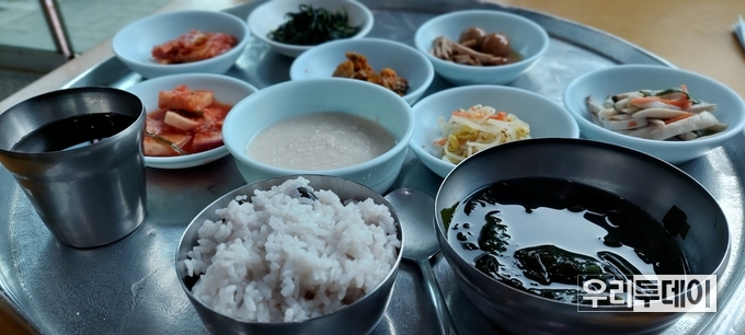 우리옥 백반 차려진 모습, 가격은 아직 6천원이다.