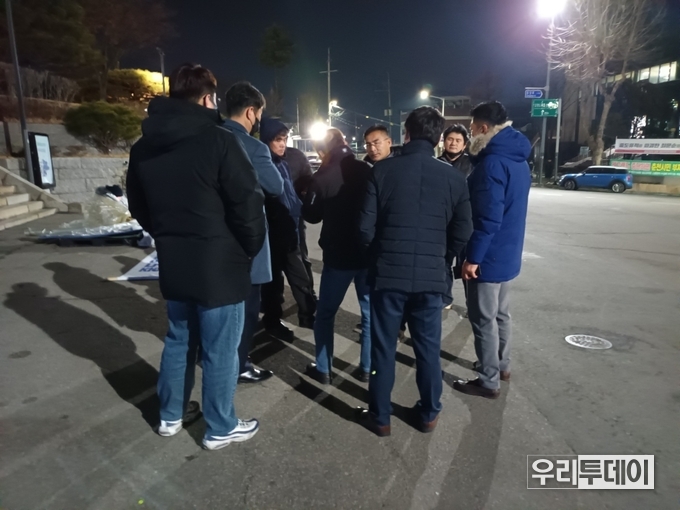 강원도청 문화유산과 과장을 비롯해 공무원들과 얘기를 나누고 있다.