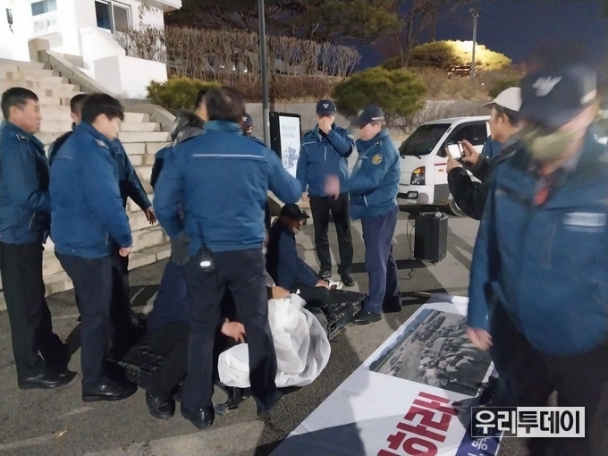 강원도청 앞에서 24시간 천막농성을 시작하려는데 강원도청 청원경찰들이 막고 있는 모습