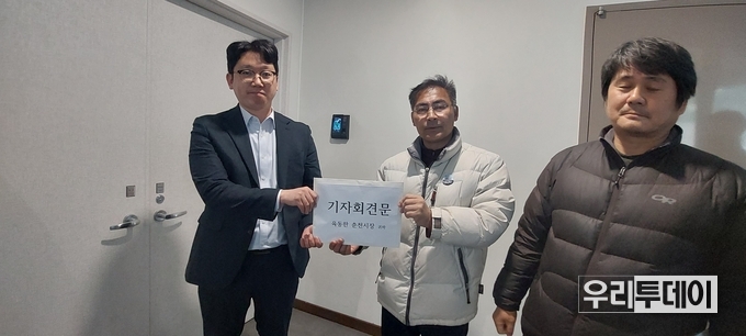춘천시장실 앞에서 비서실장에게 기자회견문을 전달하고 있다.