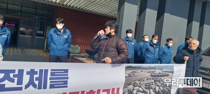 성토를 하고 있는 모습