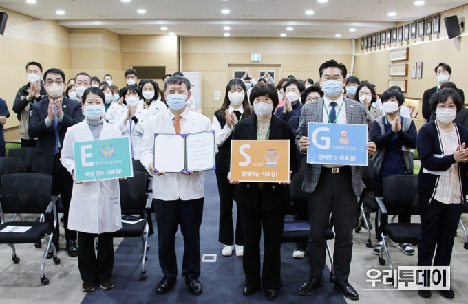 최근 ESG경영을 선언하는 모습