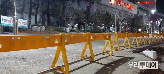 롯데마트 충주점 앞에 공사중인데, 충주시청이 충주시민의 세금으로 왜 롯데마트 사유지에 도로공사까지 해주는지 의구심이 든다는 얘기가 나오고 있어 논란이 될것으로 보여진다. 