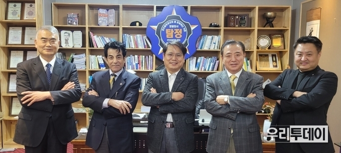 왼쪽부터 박정이 대장, 요기다니엘 박사, 호주 공인탐정 1호 및 한국 탐정선구자 유우종 교수, 김별철 (전)경북지방경찰청 청장 및 (현)경찰청 선교회 회장 (목사), 배보균 제외동포 총회장