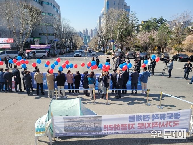 강원도청 앞에 '중도유적지 전체 사적지 지정'을 위해 한달 이상 1인시위중인 텐트와 현수막 모습. 그러나 풍선을 든 환영인파로 인해 안보이게 됐다.