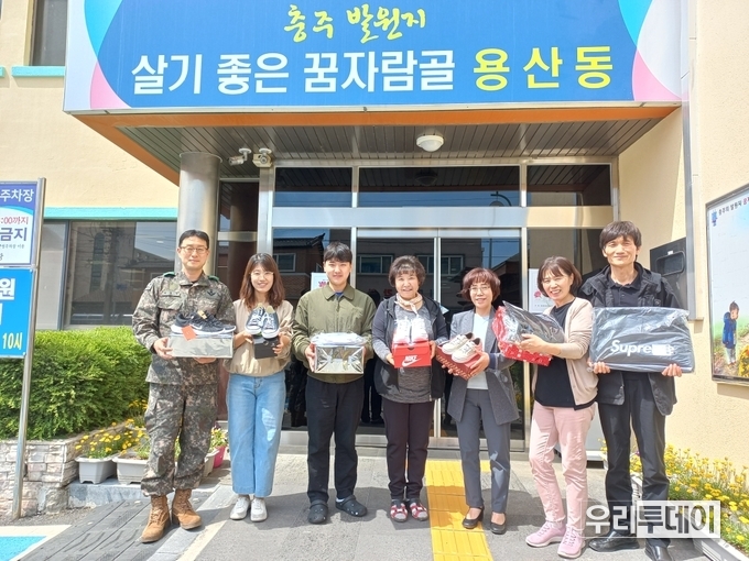 좌로부터 세번째가 프린스당구클럽 안광호 대표이다. 
