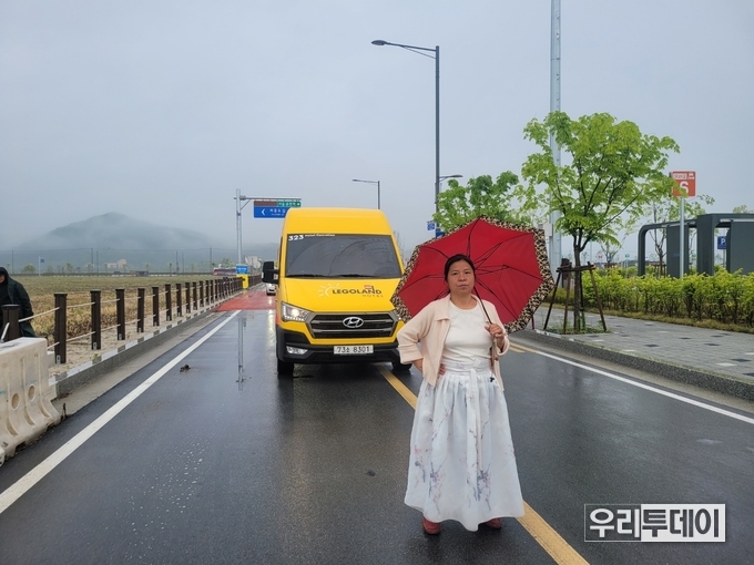 중도유적지킴이가 레고랜드 차량 앞을 막고 있다.