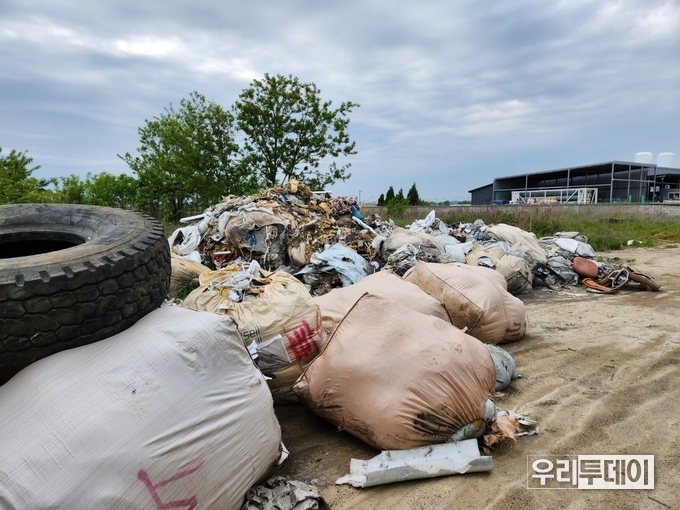 수십톤의 폐기물을 불법 투기가 성행하고 있는 상태