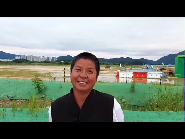 3년전 춘천 중도에서의 이정희 전 대표 모습, 뒷편에 텐트 모습이 보인다.