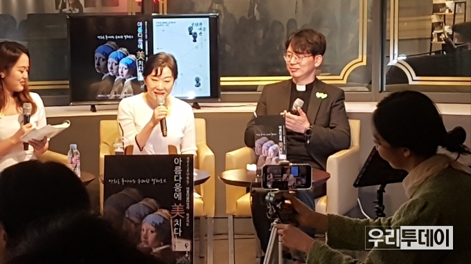 <strong>북콘서트 진행 중인 이한나 아나운서, 주인공 정연은 박사 및 홍성택신부(좌로부터)</strong>