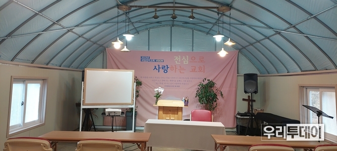 비닐하우스에 만들어진 새일교회 모습