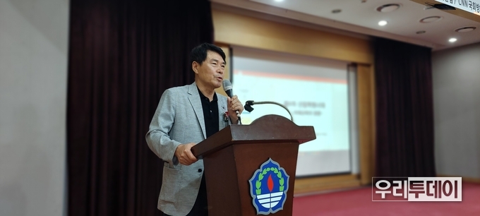 이군현 전 국회의원이 특별강연을 하고있다.