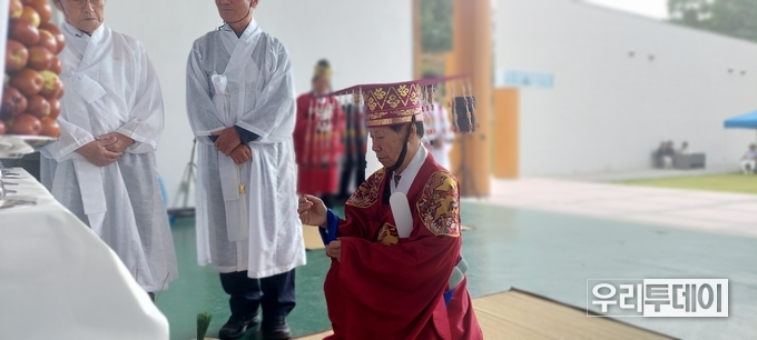 초헌관 : 숭조회 윤문석 이사장