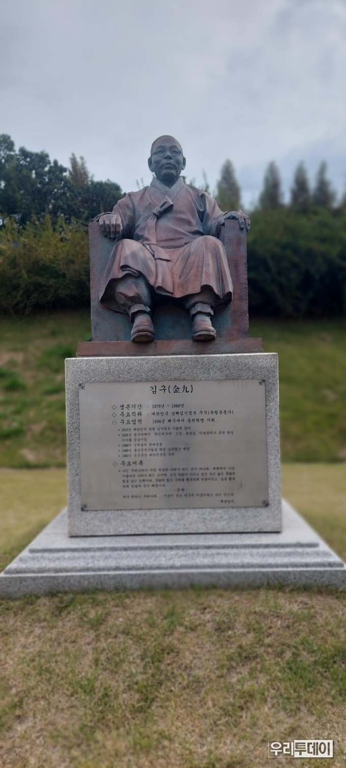 고구려(고주몽), 백제(온조), 신라(박혁거세)라면 당연히 대한민국이면 건국대통령인 이승만 대통령 동상이 있어야 한다. 
