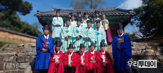 양성향교 제례를 마치고 단체 기념촬영