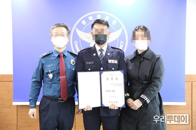 2021년 11월 1일, 당시 충북도경찰청에서 열린 특별승진 임용식에서 김모 경감(가운데)이 기념사진을 찍고 있는 모습