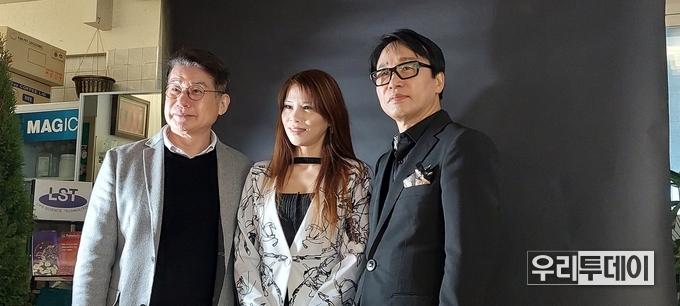 이미진 대표(사진 가운데)가 (주)엘에스텍 김철 대표이사 겸 회장(사진 왼쪽), 국제모델협회 안병천 이사장(사진 오른쪽)과 사진을 찍고 있다.