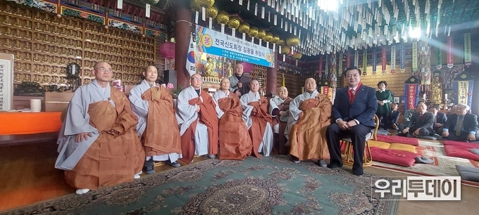 해안, 운용, 진광, 현담, 혜광큰스님 및 정토사 웅천상임고문스님 등이 김광을 전국신도회장과 기념촬영을 하고 있다.