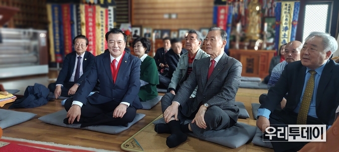 국민의힘 홍문표 국회의원(앞줄 우측 두번째)을 비롯해 전국시도민연합회 중앙회 임향순 대표총재(좌측 두번째줄 첫번째)와 소기업소상공인전국연합회 박인복 중앙회장(앞줄 우측 첫번째) 등 내빈들이 앉아있는 모습