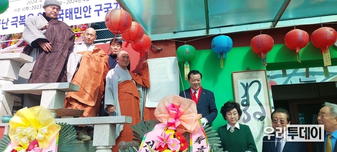 현판식 제막을 하고 있다.