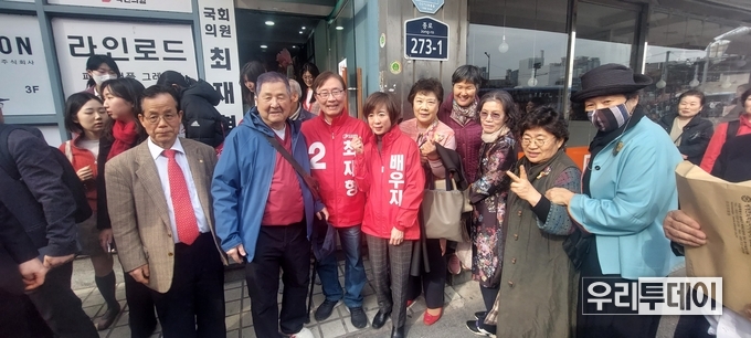 개소식이 끝나고 1층 도로에서 지지자들에게 둘러싸인 국민의힘 최재형 예비후보와 배우자가 지지자들과 사진을 찍고 있다. 