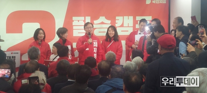 국민의힘 최재형 예비후보가 가족들 소개를 하고 있다.