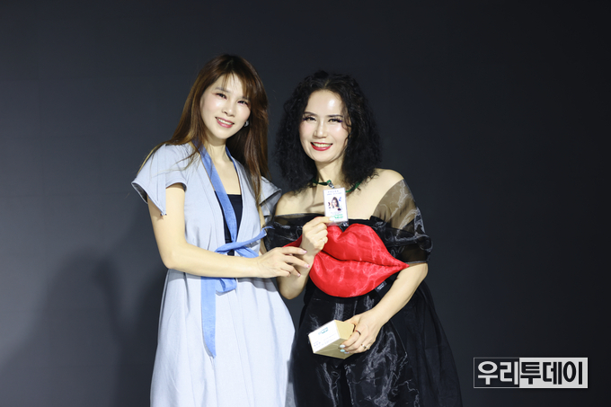 우리투데이 인터넷신문 이미진 대표(좌측)이 박주연씨에게 기자증과 명함을 전달했다.