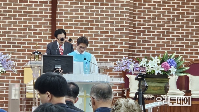 김상현 장로가 고백의 기도를 하고 있다.