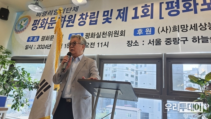 나정길 고문이 격려사를 하고 있다.