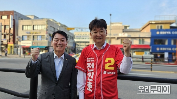 안철수 국회의원과 전인호 강화군수 예비후보가 강화군청을 뒤로한채 포즈를 취하고 있다.