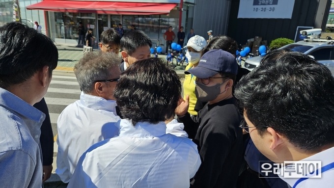 모자쓴 사람이 '주차단속' 나온 운전자