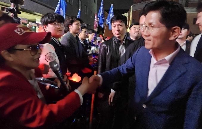 ㈜아트앤컬트코리아 임연희 대표(사진 왼쪽)가 국민의힘 김문수 후보와 악수를 나누고 있다.
