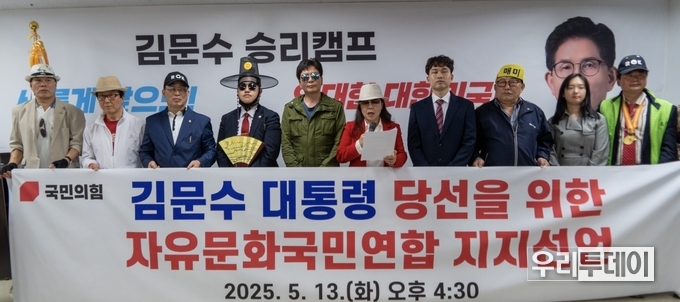 왼쪽부터 MC 박현진, 한인박수권, 이동건 청년, 박철현 영화감독, 임연희 대표,. 고도현 한양대 공대, .코메디언 안주일, 김선동 국회의원 , 송영선 전 국회의원