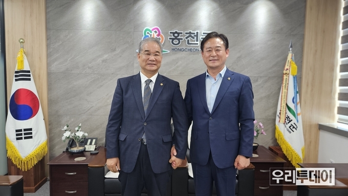신영재 홍천군수(사진 오른쪽)이 참석한 언론사를 대표해 검경일보 대표와 손을 잡고 있는 모습