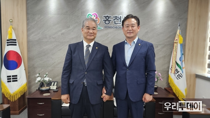 인터뷰를 마치고 신영재 홍천군수와 검경일보 조성수 취재본부장이 손을 잡고 포즈를 취하고 있다.